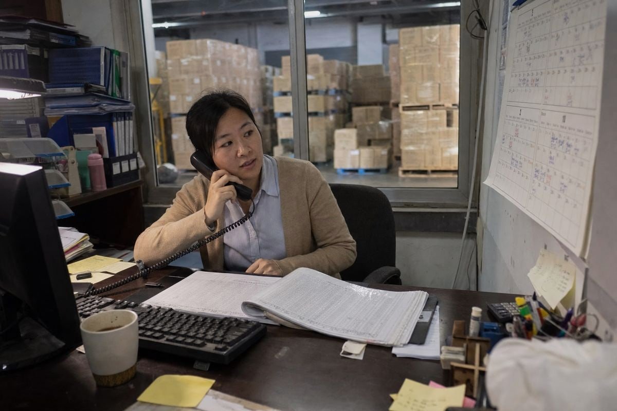 Negotiating flexible delivery schedules with manufacturers to cut storage fees (ID#5)