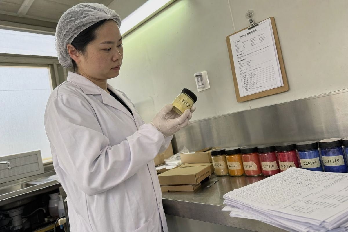 Packaging and Private-Label Scoring Scoring packaging, labeling, and private-label options for colored pine cone suppliers (ID#4)
