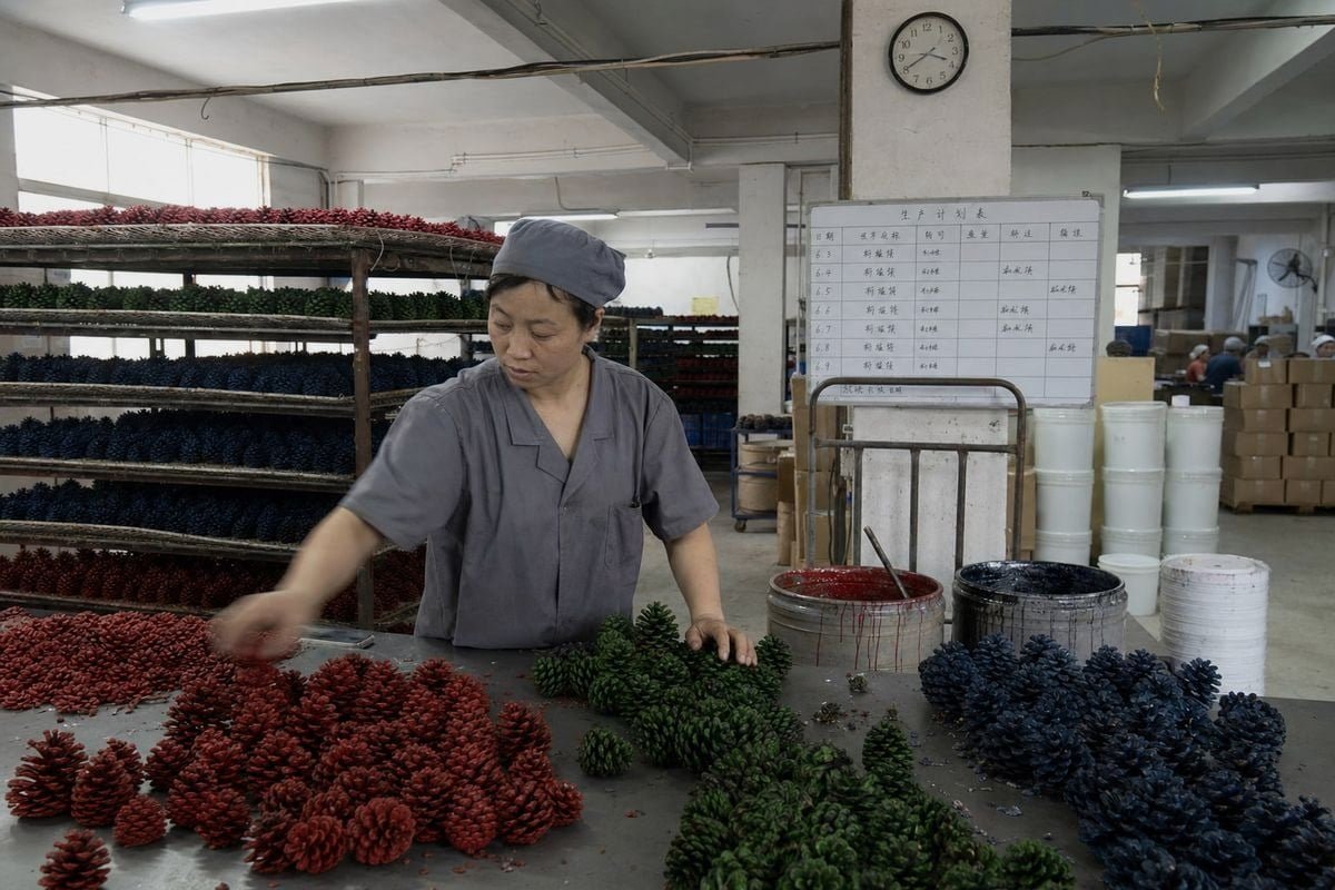 Timeline showing 60-90 day lead times for bulk colored pine cone orders before Christmas (ID#2)