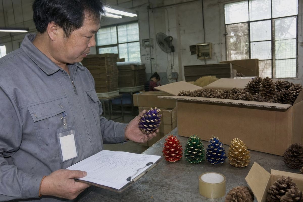 Quality and return clauses protecting buyers of fireplace colored pine cones (ID#1)