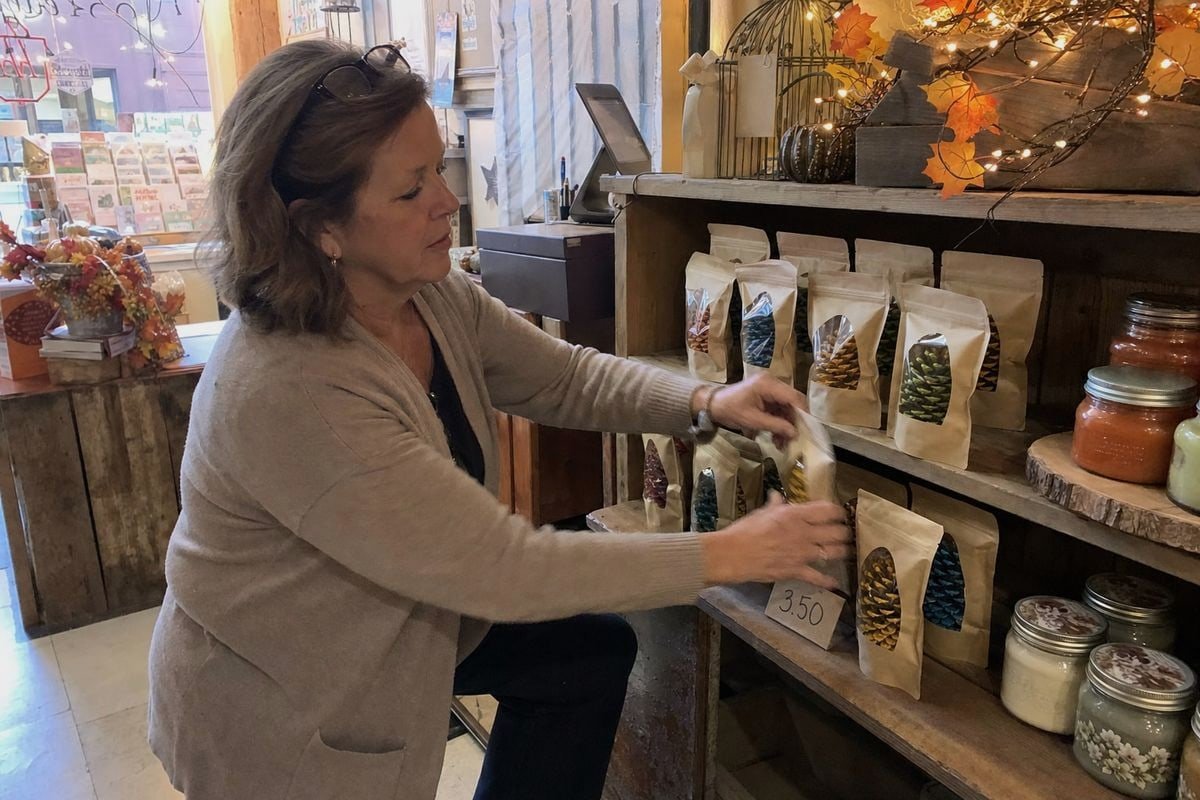 Market Test Sizing Sizing a colored pine cone market test across gift shops and retail channels (ID#3)