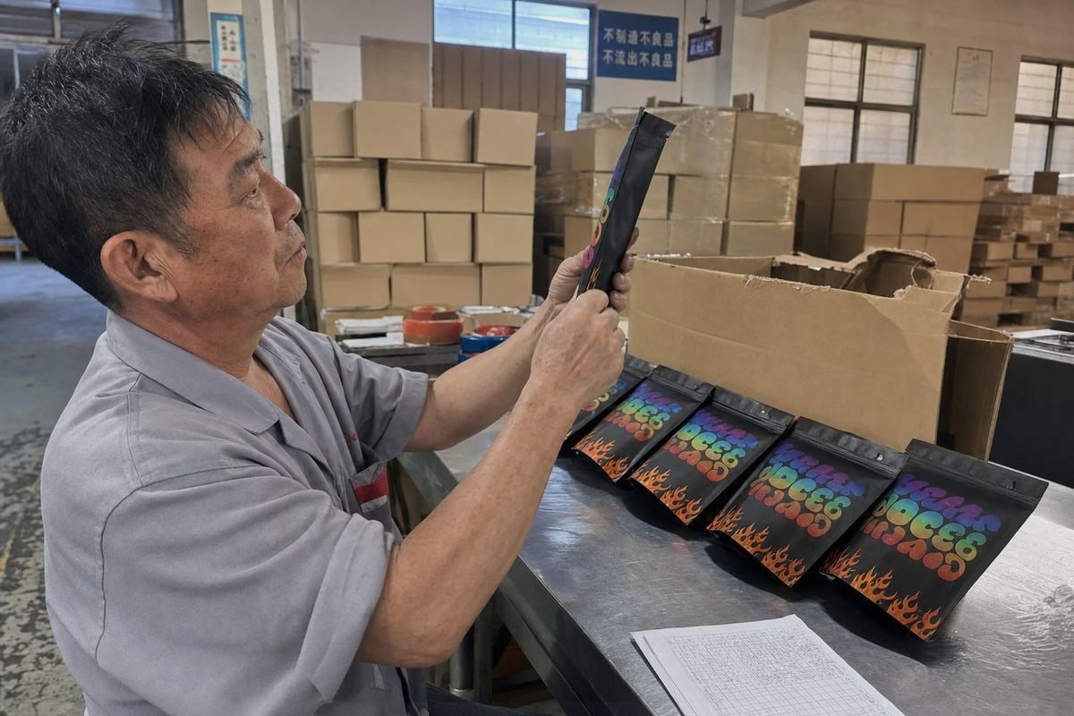 Custom Packaging Solutions OEM suppliers customizing packaging and labels to meet Amazon's listing requirements (ID#5)