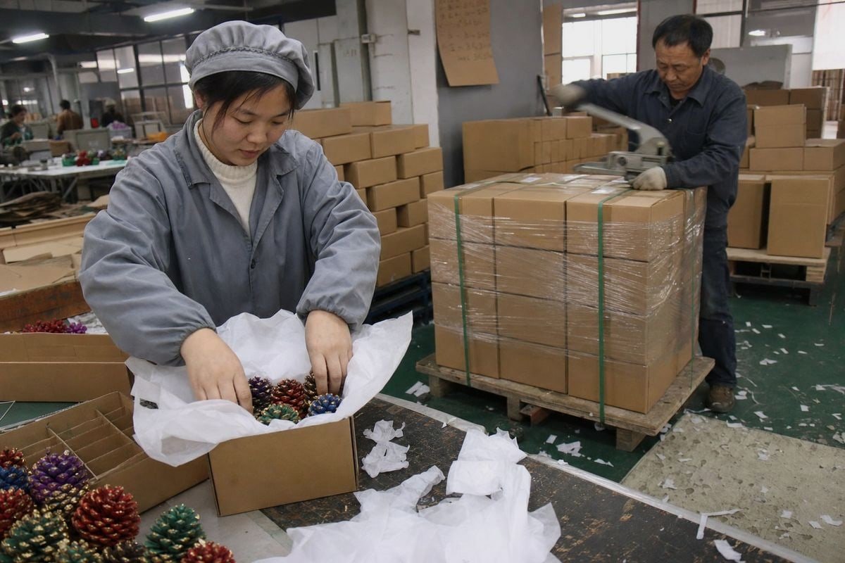 Documentos de cumplimiento aduanero Required customs documents for exporting fire-themed pine cone products globally (ID#4)
