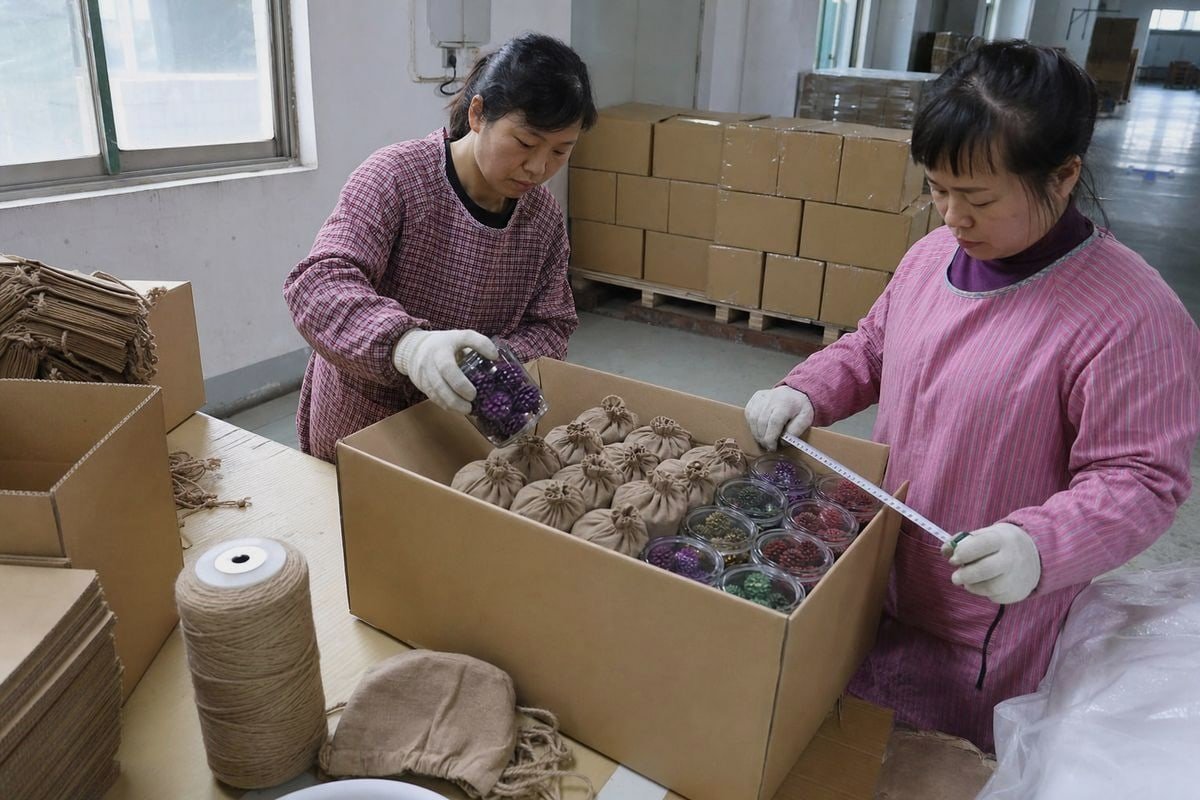 Flexible MOQ options for testing colored pine cone market before scaling orders (ID#4)