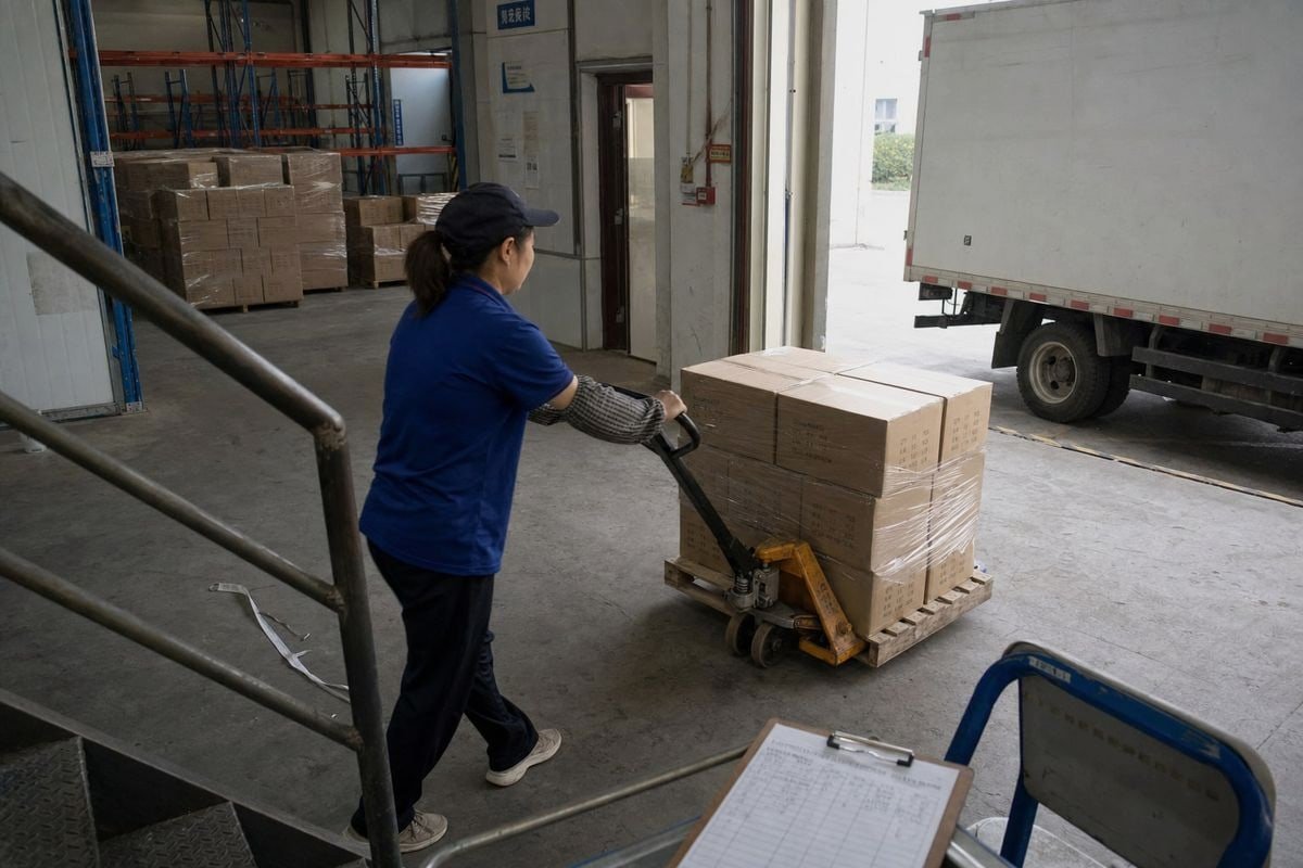 Rolling orders help manage cash flow and reduce storage costs versus one large shipment (ID#3)