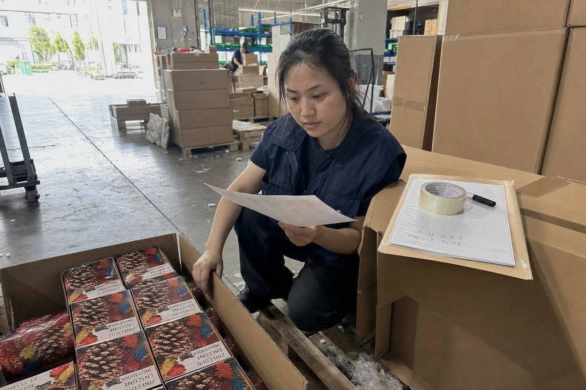 Custom Private-Label Factory Choosing a factory for customizable burn time and private-label pinecones (ID#5)